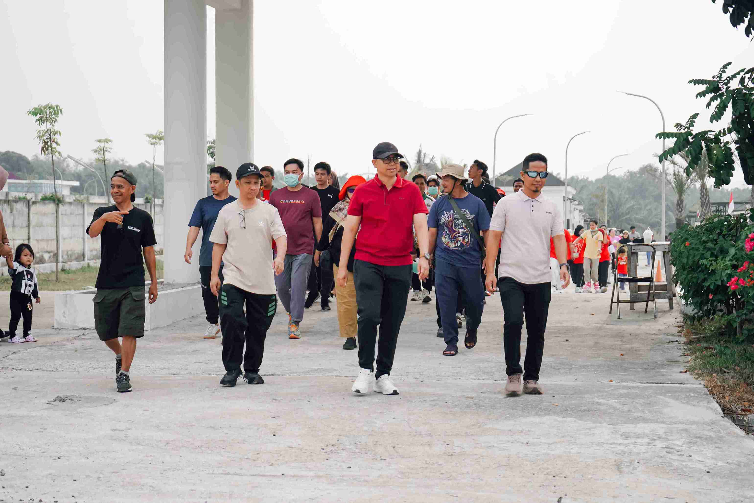 Jalan Sehat Semarak HUT ke-81 RI, Keluarga Besar RSUD Hanau Pererat Kebersamaan